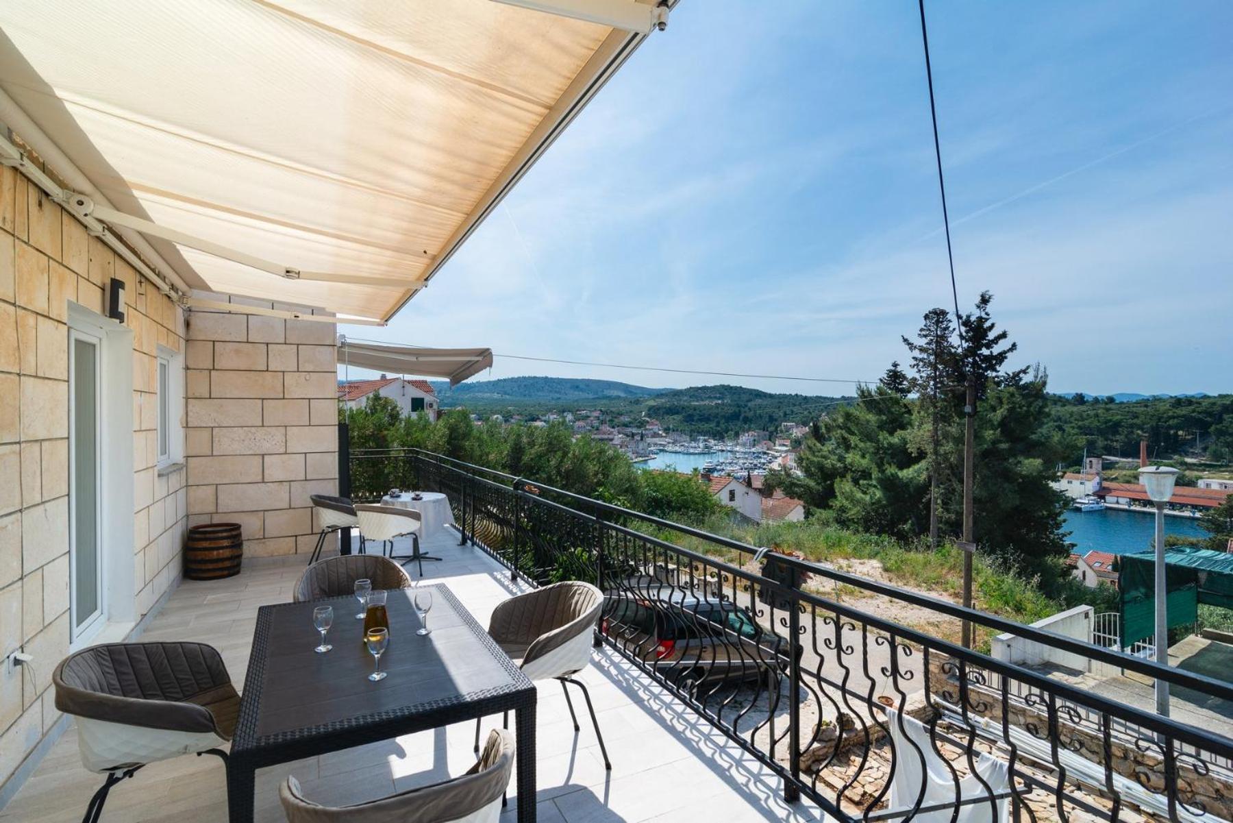 Sea-Views Brazza Apartments With Private Pool Milna  Dış mekan fotoğraf