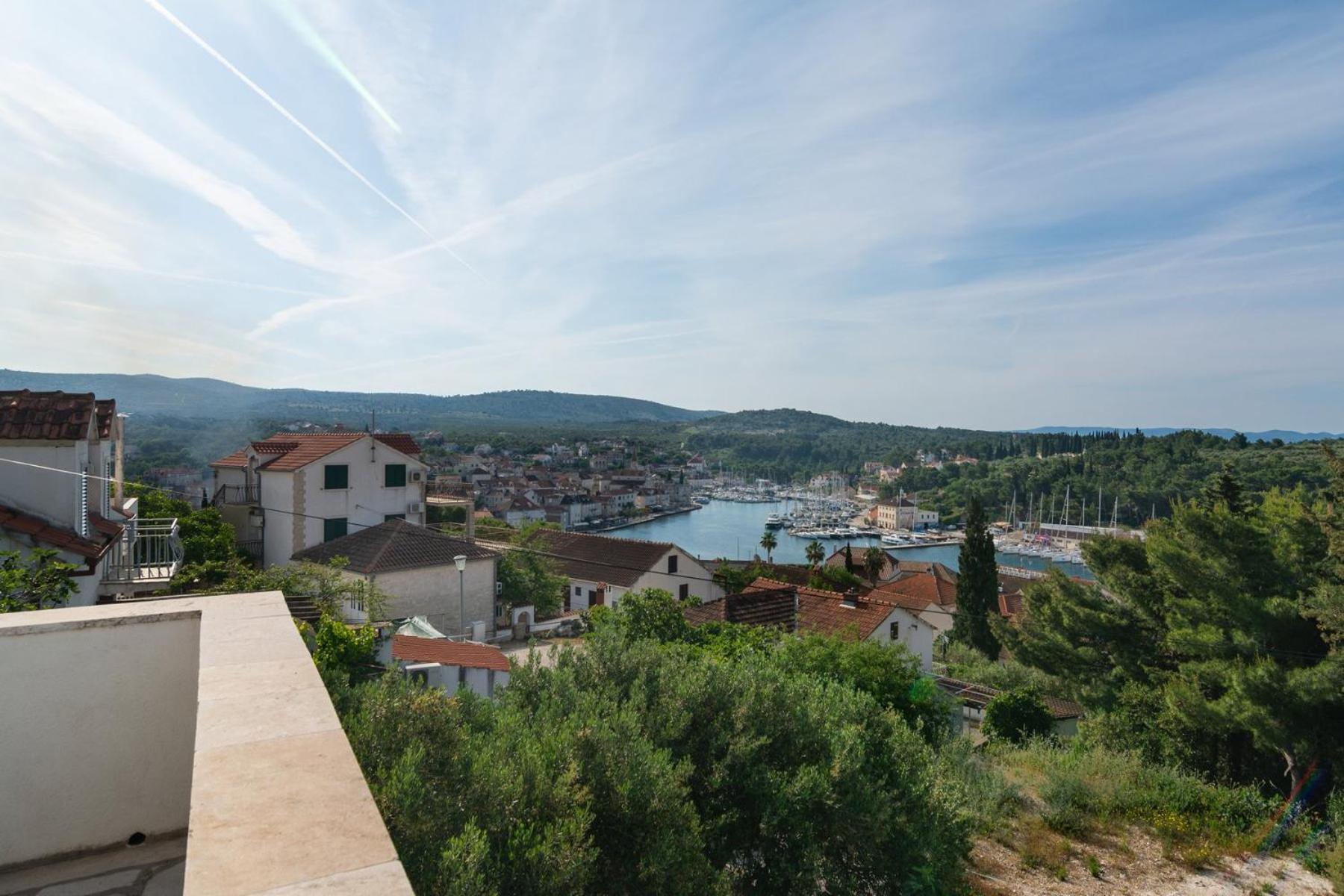 Sea-Views Brazza Apartments With Private Pool Milna  Dış mekan fotoğraf